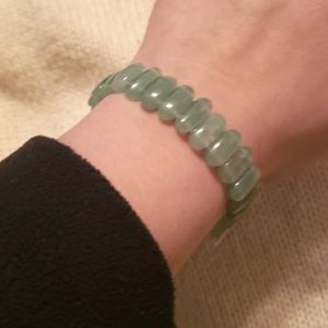 Green stone stretch bracelet, has a vintage jade look